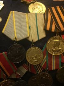 Награждена медалями «За боевые заслуги», «За оборону Ленинграда»
