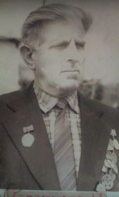 имел 17 медалей и орден войны.