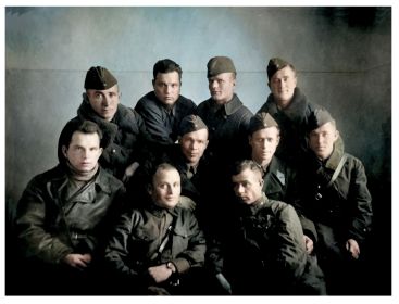 1941 год мирное время 315 РАП. Сидят Тупикин В.П.,Еникеев Б.М.,Фомин И.Ф.,Колодяжный С.А.Двое ??.Стоят Вартазаров Г.А. остальные ???Из архива семьи Еникеева