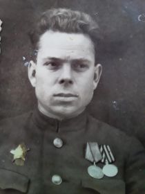 Орден красный звезды,медаль за отвагу.