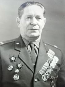 Орден Ленина, орден "Боевого Красного Знамени",два ордена "Красной Звезды", орден "За Халхин-Гол,медаль "За боевые заслуги", медаль "За Победу над Германией", медаль "За победу над Японией".