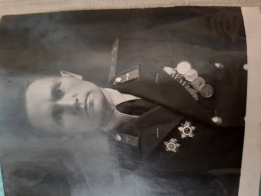 Ордена Славы (три степени)  медали «За отвагу»; медали «За боевые заслуги»; медали за оборону или освобождение городов (например, «За оборону Ленинграда», «За освобождение Варшавы»); Орден От