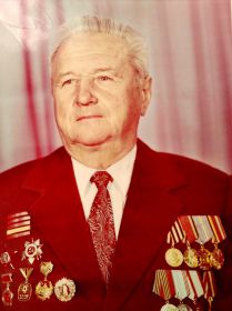 Ордена: «Отечественной войны» I ст., «Красной Звезды». Медаль «За победу над Германией в Великой Отечественной войне 1941-1945 гг.».