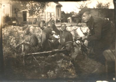 other-soldiers-files/5_maya_1945_g_andrianov_ki_vtoroy_sprava.jpg