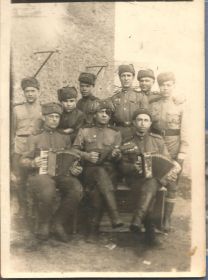 other-soldiers-files/ressel_andrianov_ki_krayniy_sprava_sidit.jpg