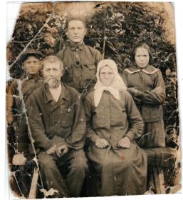 other-soldiers-files/tretyakov_p.a._v_krugu_svoey_semi_1935_god.jpg