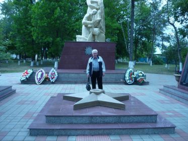 == петяЯ и памятн.jpg