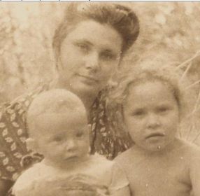 Жена Эльвина Петровна Трошанова (Тургенева) с сыном  Женей и дочкой Ольгой (справа).