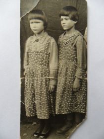 Первая слева дочь Задорина-Демина Римма Никифоровна 12 лет посёлок Ертарка.