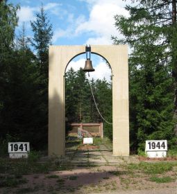 Мемориал Новая Малукса, где в братской могиле под №16220 похоронен Фролов В.В. координаты: 59.636389° 31.406667°