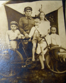 Бородкин Николай Григорьевич и его семья-Бородкина Любовь Ивановна, Анатолий, Юрий и Владимир. Фотография 1932 года