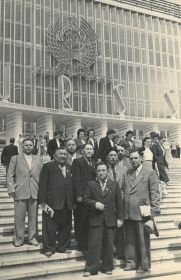 На выставке EXPO-1958 в составе Делегации СССР (справа крайний в третьем ряду)