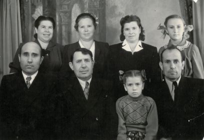 Урал, Березники: Василий, Александр и Трофим Кириченко с женами.(В верхнем ряду справа младшая дочь Наталья).