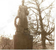 Памятник на братской могиле, где захоронен Данилов Валентин