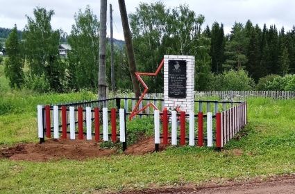 Памятник Герою Советского Союза Ивану Федоровичу Степанову в д.Б.Билиб.