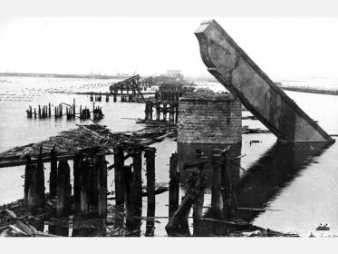 Мост через реку Выдлица, которую защищал. а потом и участвовал в его восстановлении