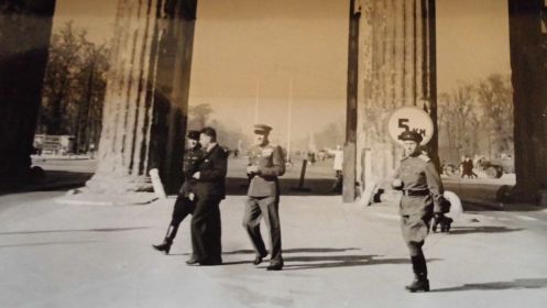 Фото Усачев Михаил Ксенофонтович. Берлин. май 1945, крайний справа.