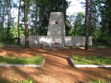 Братская могила, куда был перенесен прах из одиночного захоронения в Латвии