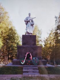 Фото памятника братской могилы, где захоронен прадед