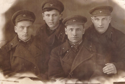 Котельников П.М. с друзьями (фото 1942г.)