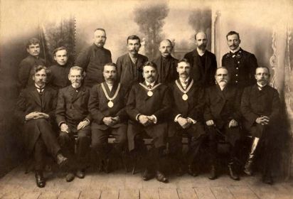 Отец Михаил Александрович Синявский, помощник заведующей школьным отделом Усманской уездной земской управы (в первом ряду третий справа)