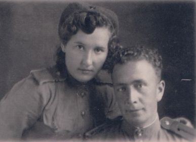 фото сделано 17 сентября 1945 г - здесь бабушке и дедушке обоим по 22 года.