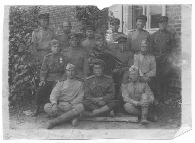 Групповое фото бойцов в конце войны. Голышев А.Е. - второй справа в верхнем ряду