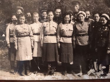 Фотография моей бабушки с сослуживцами