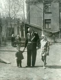 П.В.Рысин с внуками 9 мая 1965 г.