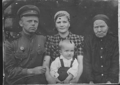 На фото семья Моревых: Александр Николаевич, Ольга Игнатьевна (1921–1990), Виктор Александрович (1941–1981) и Елизавета Андреевна (1873–1951).