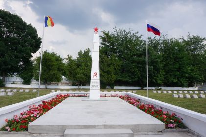 Обелиск воинского кладбища места перезахороения- г. Будешть, Кэлераш уезд