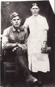 Ясиков Василий Семёнович с женой Ясиковой Варварой Михайловной. Ставрополь, 1941