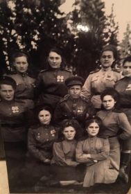 Фотография части, Ида Исааковна в первом ряду с низу , первая с лева,  сидит рядом с двумя сослуживцами. Большинство сослуживцев были её подругами с которыми он...