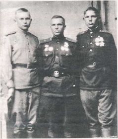 Фото с боевыми друзьями (справа)
