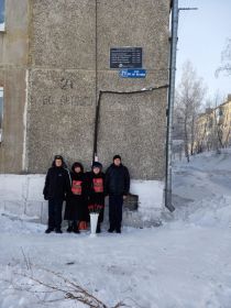 Установление мемориальной доски на доме (мой дедушка Кравцов Ефим Евдокимович, на фото две дочери ветерана, справа Курачева Неля Ефимовна, слева Лукашова Татьяна Ефимовна и  школьники)