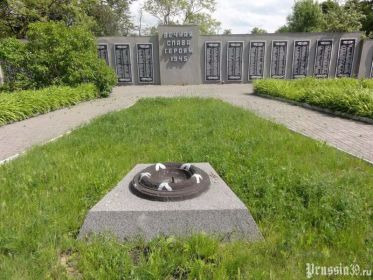 Мемориал в Пятидорожном (северная окраина города)