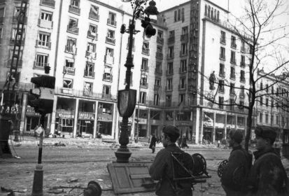 Советские воины-связисты в Будапеште