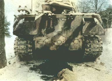 немецкий танк, поврежденный фугасной авиабомбой ФАБ-100