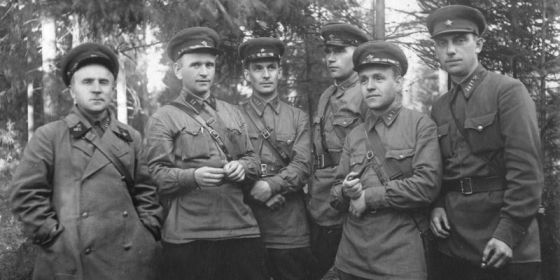 22 июля 1942 год. Офицеры отдела артиллерийского вооружения Ленинградского фронта. На полигоне. Третий слева — С. С. Лукьянов. Первый справа — инженер-полковник В. И. Петров.