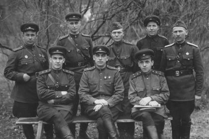 19 апреля 1943 год. Офицеры отдела артиллерийского вооружения Ленинградского фронта. Сидят слева на право — майор С. С. Лукьянов, полковник В. И. Петров.
