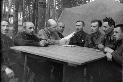 20 августа 1942 год. Ленинградский фронт. Офицеры-артиллеристы слушают известия с фронта. Третий справа С. С. Лукьянов.