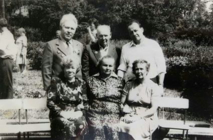 Фото от 24 июня 1989 года - встреча выпускников 1941 года в Шмелёвской школе Свечинского района. Георгий - крайний слева.