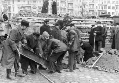 Солдаты фольксштурма возводят противотанковые заграждения, Берлин, 10 марта 1945 года.