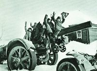 Архив 41 отдельной стрелковой бригады 16.01.42 д.Ушаково немцы при отступлении бросили пушку большого калибра Фронтовой журналист сфотографировал на ее длинном дуле группу местных ребятишек