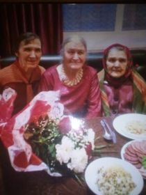 На 35 годовщине Свадьбы дочери Таскиры все три сестры И дочери Ахата: Рига, Рая и Найля