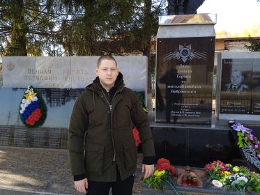 Демин Валерий Евгеньевич у памятника Погибших односельчан посёлка Бобровский 2022 год.