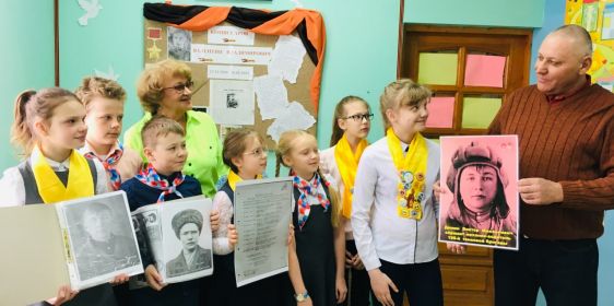 Передача документов на родину героя в школу № 13 имени Комисарова В.В. посёлка Бобровский по улице Демина.