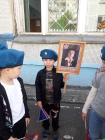 Двоюродный праправнук Матвей Бурлаков. На табличке: его прапрадед Матвей-брат Алексея Фроловича.