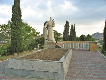 монумент «Холм Славы», являющийся братской могилой подпольщиков, десантников (январь 1942 года) и воинов Великой Отечественной войны, погибших при освобождении Судака 14 апреля 1944 года