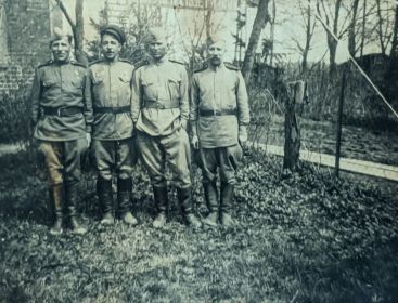 Жуков М. М. стоит первым слева